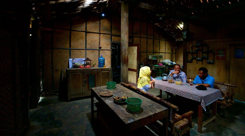 Magelang mettant en vedette patrimoine historique et vues intérieures aussi bien que petit groupe de personnes