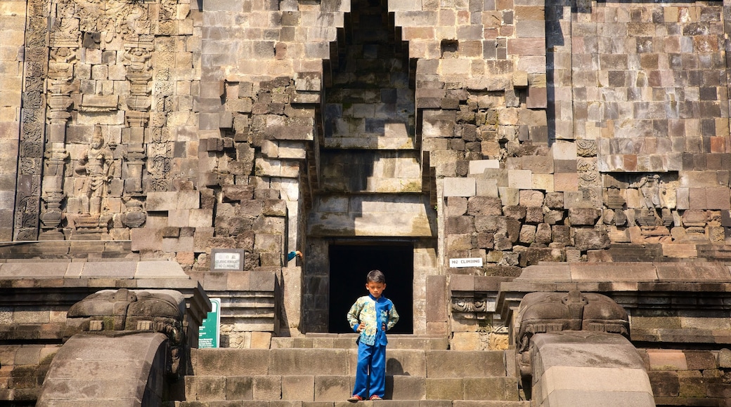 Magelang toont historisch erfgoed en ook een kind