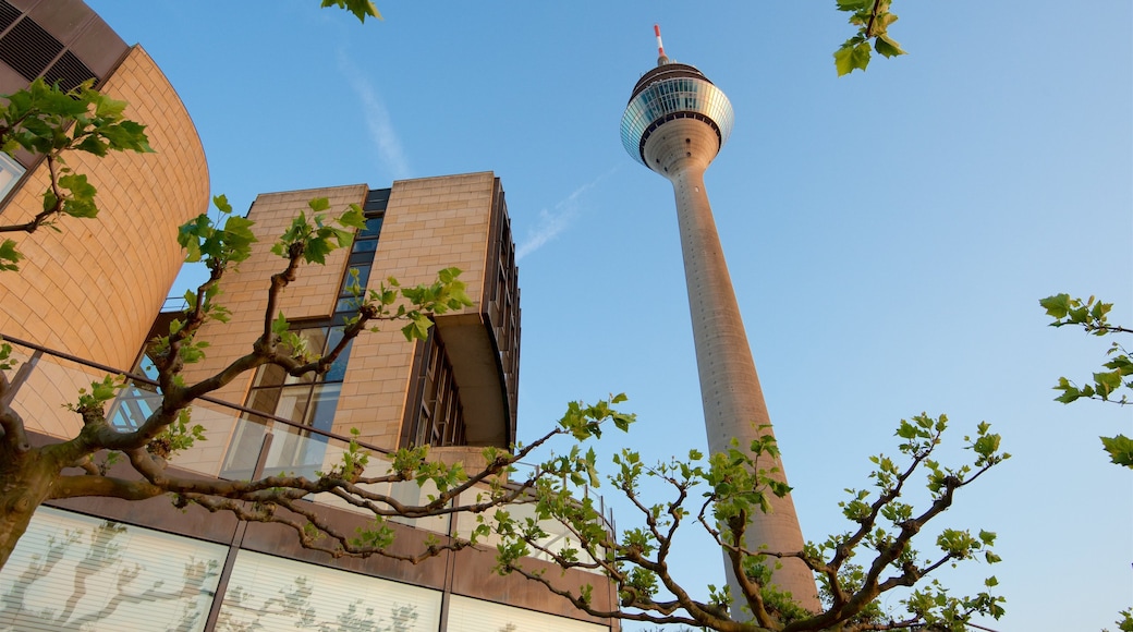 Rheinturm-torni joka esittää perintökohteet