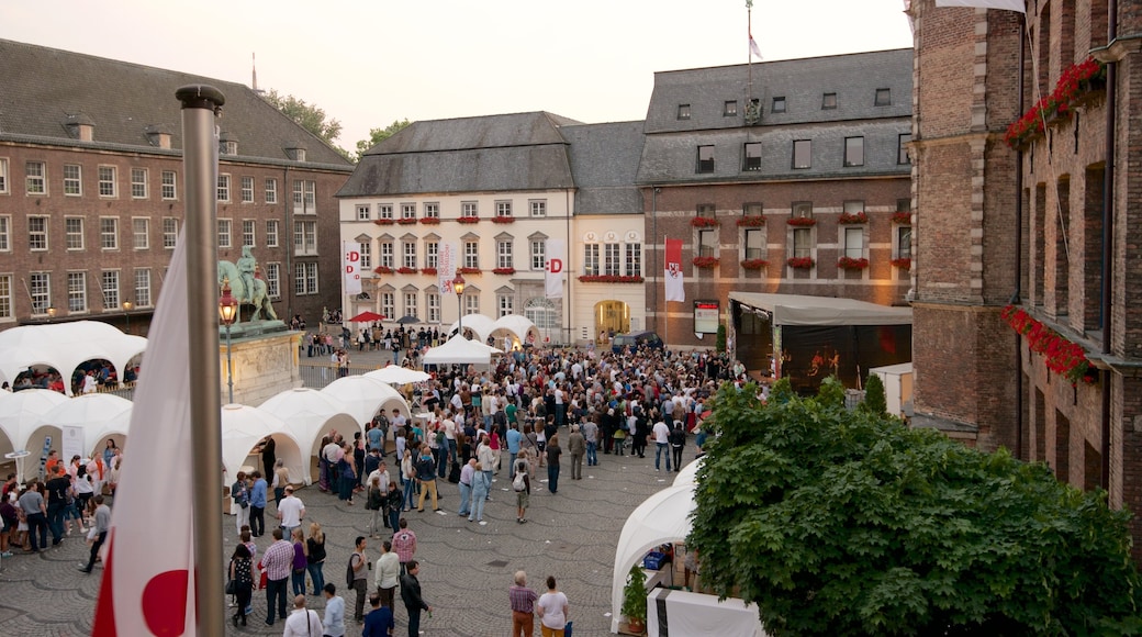 Marktplatz presenterar historiska element och ett torg såväl som en stor grupp av människor