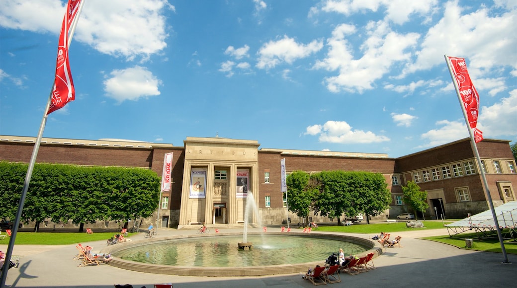 Museum Kunstpalast mit einem Geschichtliches und Springbrunnen