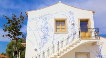 San Teodoro ofreciendo arte al aire libre, elementos patrimoniales y una casa