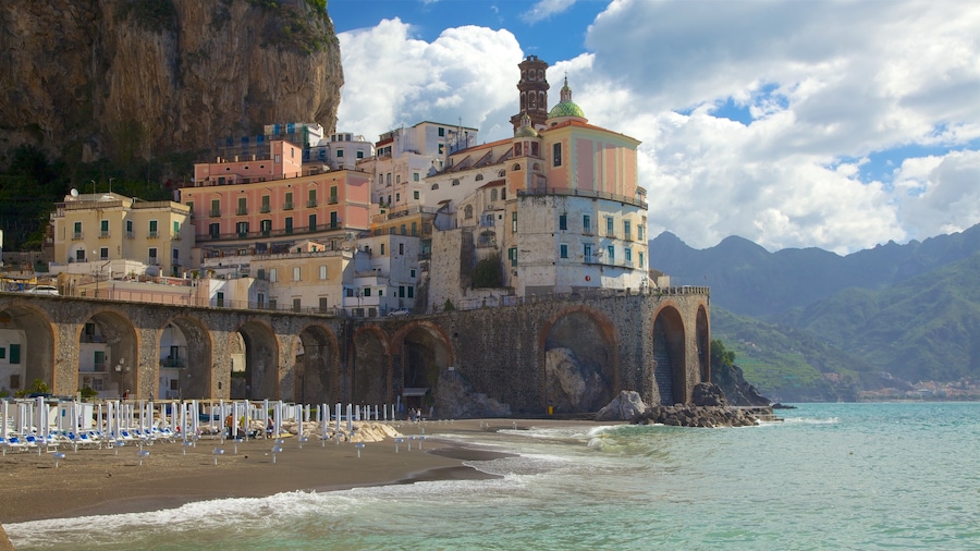 Costiera Amalfitana caratteristiche di architettura d\'epoca e vista della costa