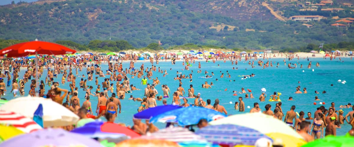 San Teodoro welches beinhaltet allgemeine Küstenansicht, Strand und Schwimmen