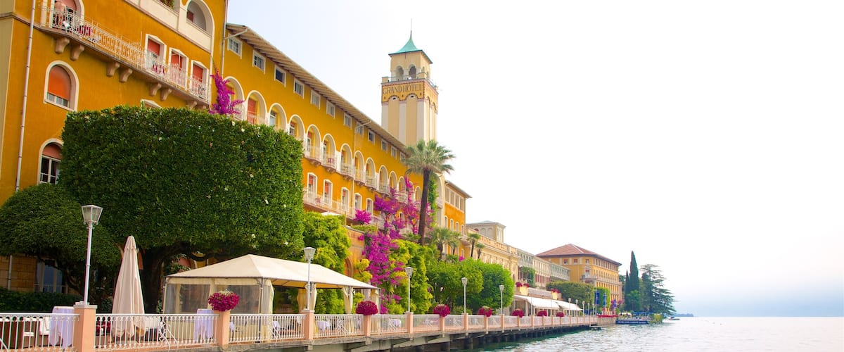 Gardone Riviera qui includes baie ou port