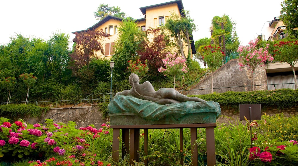 Gardone Riviera das einen Park, Statue oder Skulptur und Wildblumen