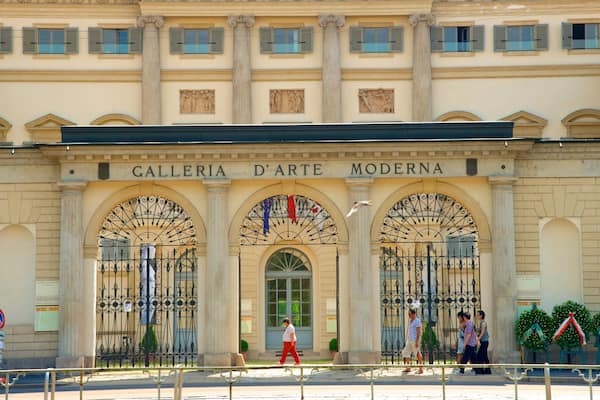 Pavillon d\'art contemporain ou PAC montrant patrimoine historique