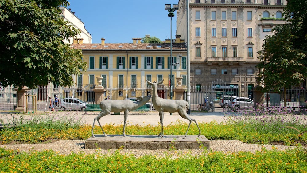 Villa Reale qui includes jardin et statue ou sculpture