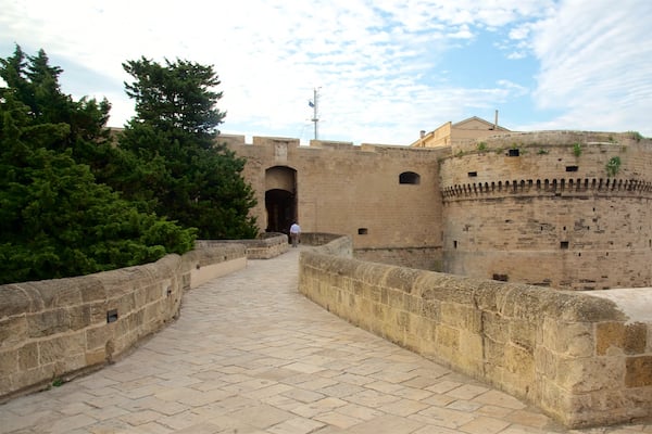 Aragonese Castle das einen Geschichtliches, allgemeine Küstenansicht und Burg