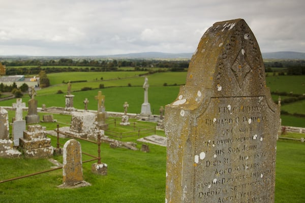 Rock of Cashel das einen Friedhof