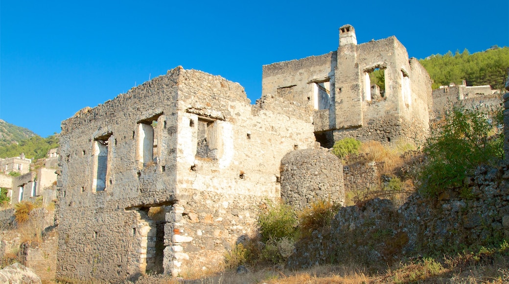 Kayaköy mettant en vedette bâtiments en ruines et patrimoine historique