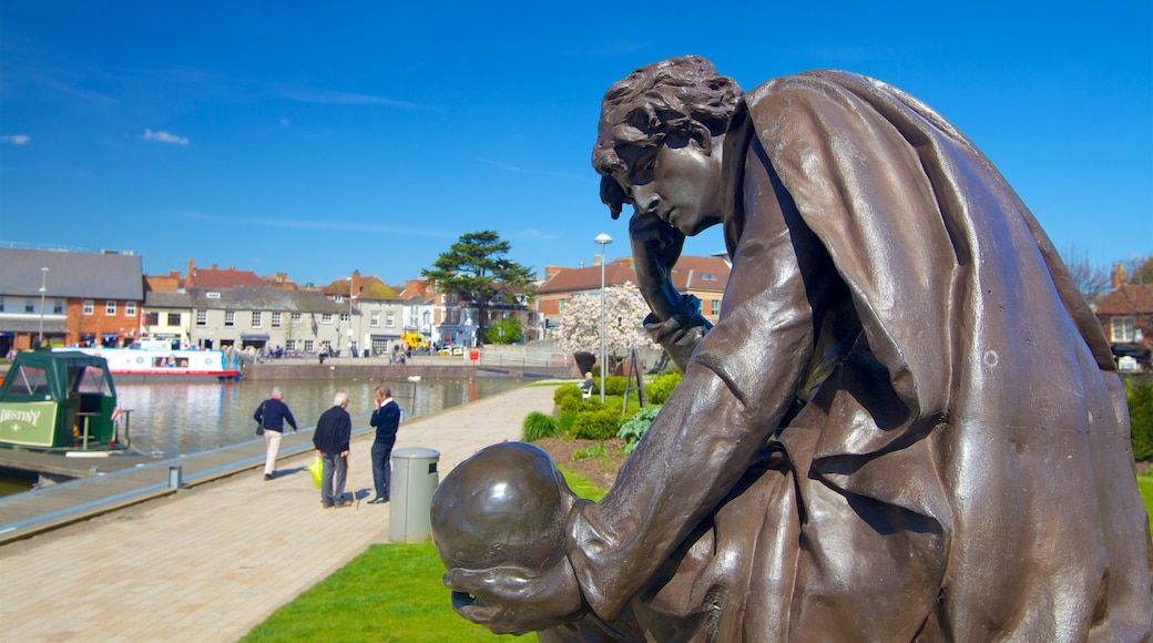 Warwickshire ofreciendo una estatua o escultura y una bahía o un puerto