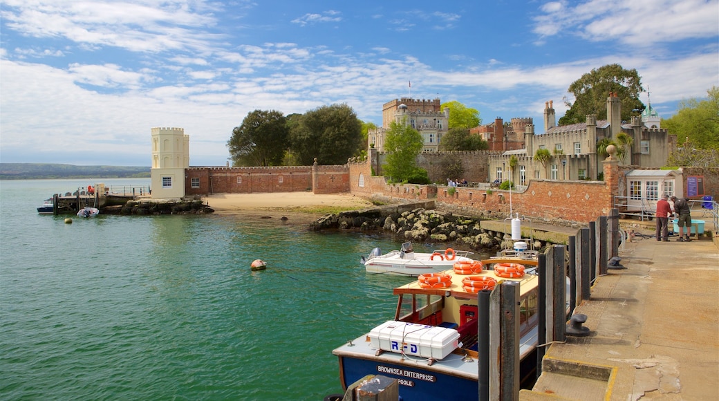 Brownsea Island mostrando uma baía ou porto e elementos de patrimônio