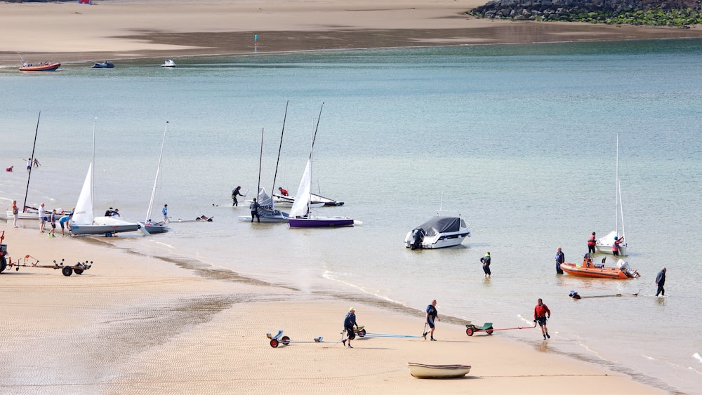 Tenby mettant en vedette navigation, plage de sable et baie ou port