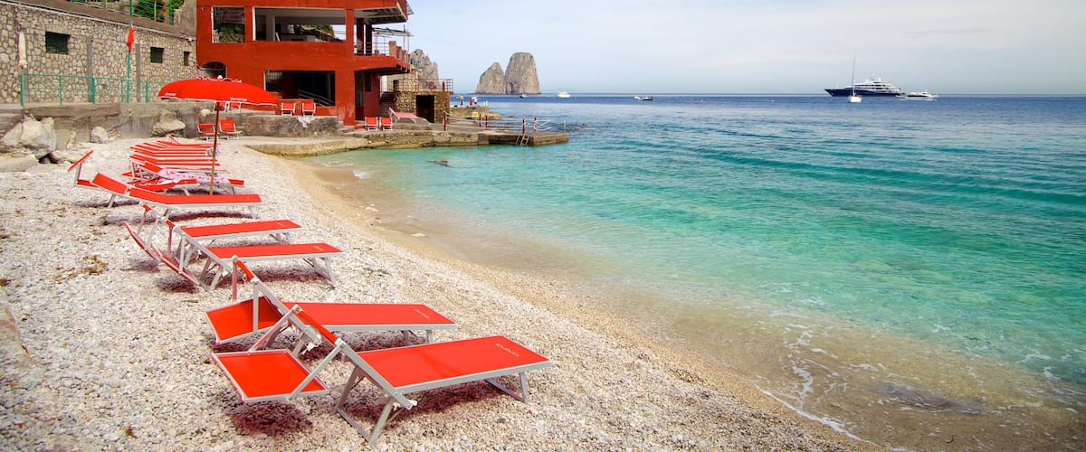 Marina Piccola ofreciendo un hotel o resort de lujo y una playa de guijarros