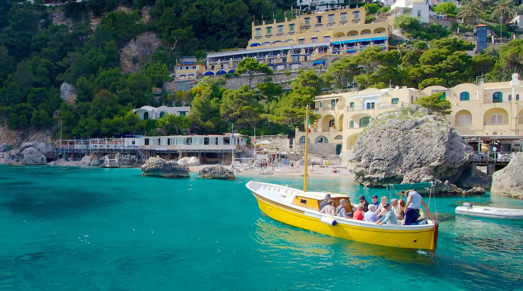 Marina Piccola ofreciendo vistas generales de la costa, una ciudad costera y escenas tropicales