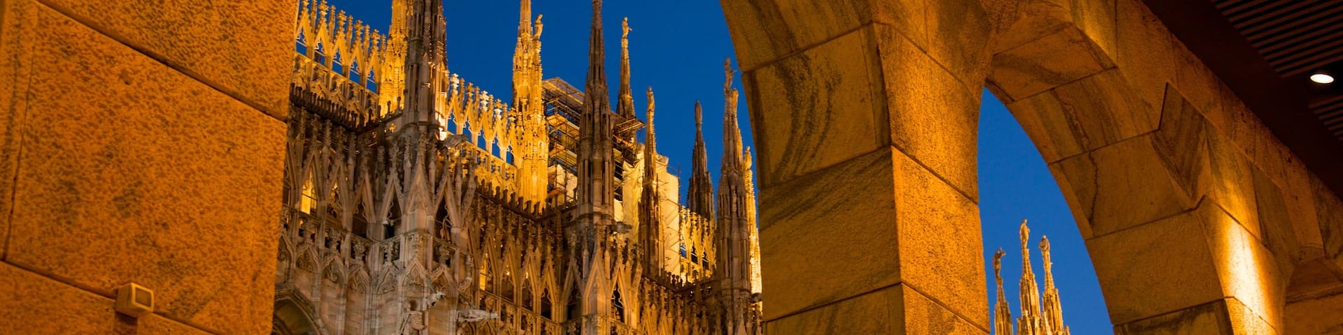 Catedral  de Milán ofreciendo patrimonio de arquitectura, escenas nocturnas y una iglesia o catedral