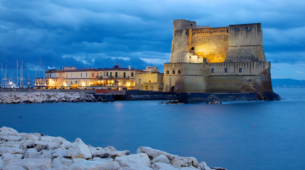 Castel dell\'Ovo featuring yökuvat, vanha arkkitehtuuri ja linna