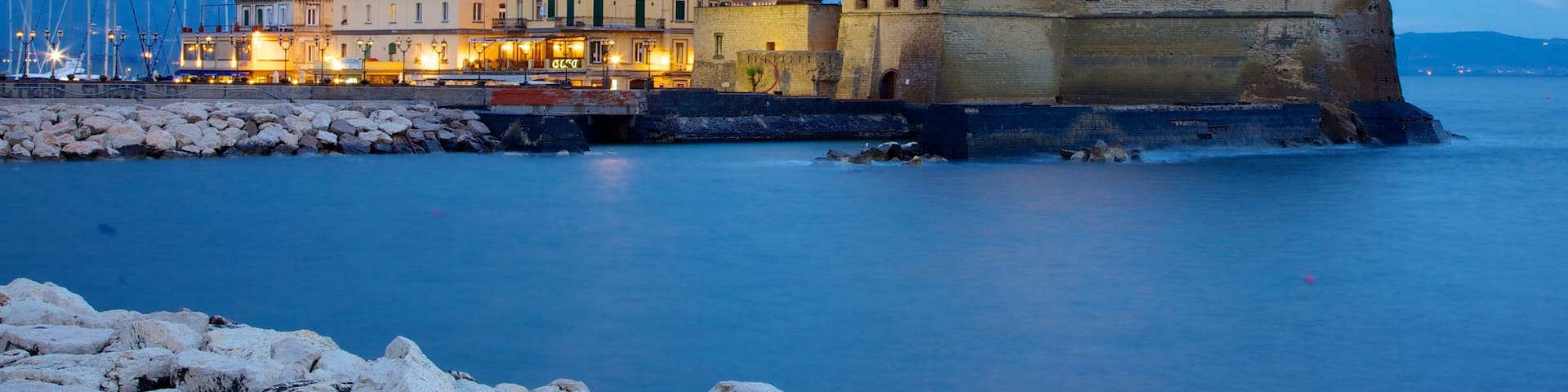 Castel dell\'Ovo mettant en vedette chùteau ou palais, paysages cÎtiers et scÚnes de soirée