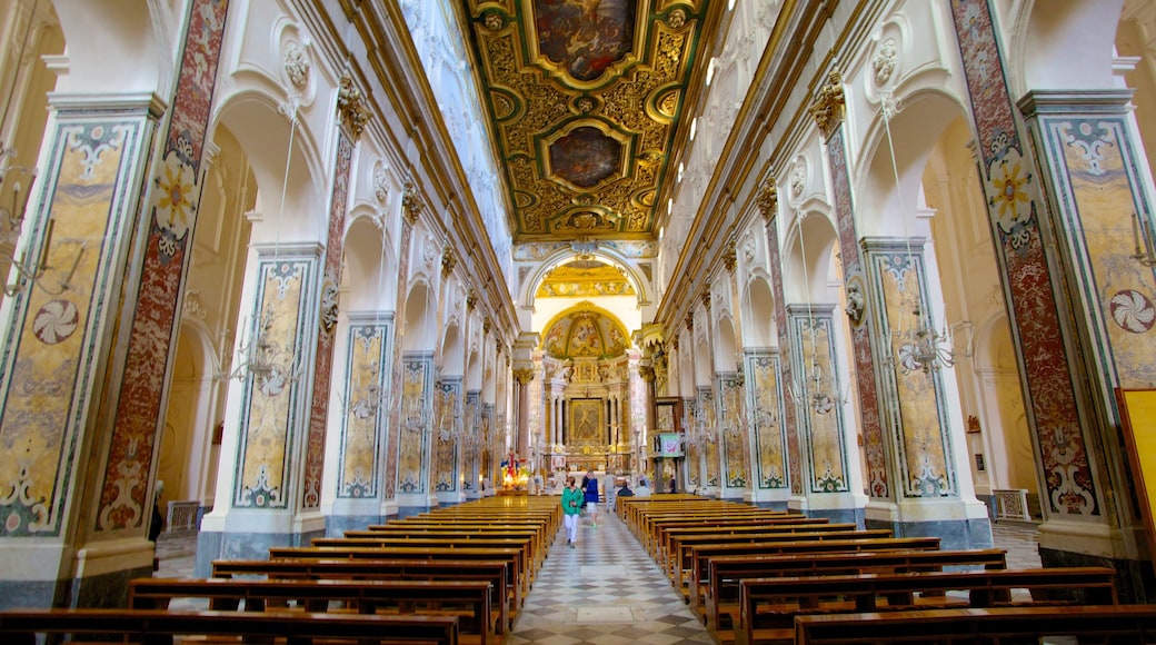 Côte amalfitaine montrant église ou cathédrale, éléments religieux et vues intérieures