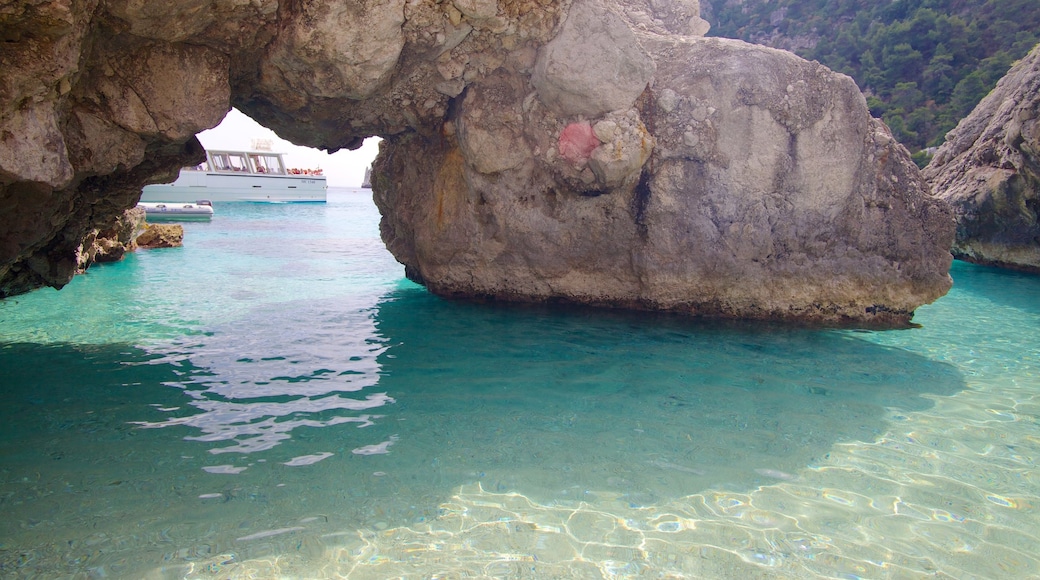 Marina Piccola showing rocky coastline, caves and tropical scenes