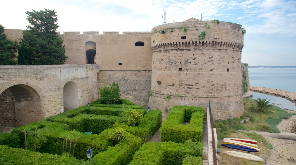 Castello Aragonese che include architettura d\'epoca, castello e vista della costa