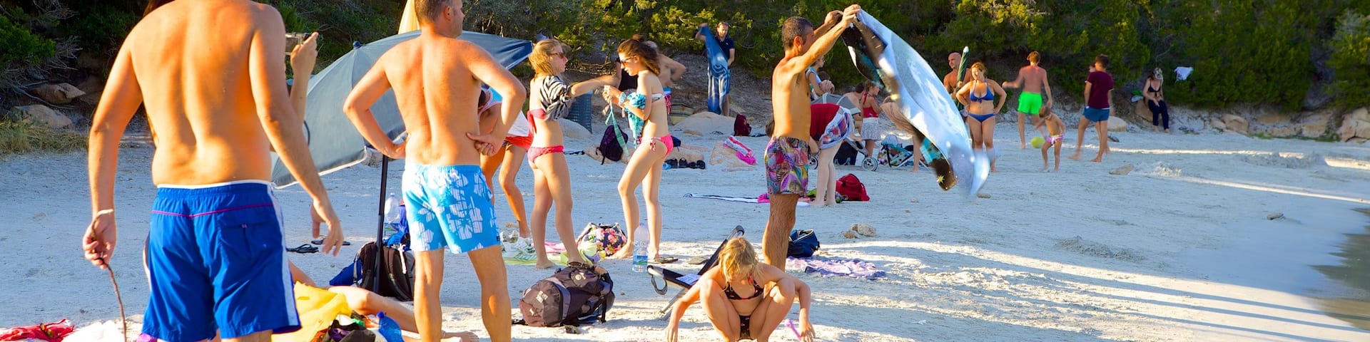 Capriccioli welches beinhaltet Strand sowie große Menschengruppe