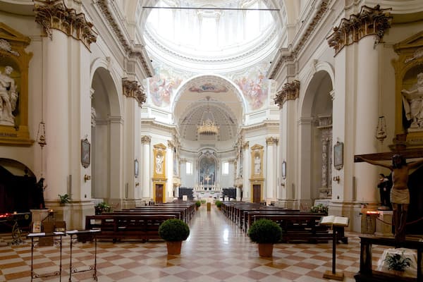 Cathédrale San Giovanni Battista qui includes église ou cathédrale, aspects religieux et patrimoine architectural