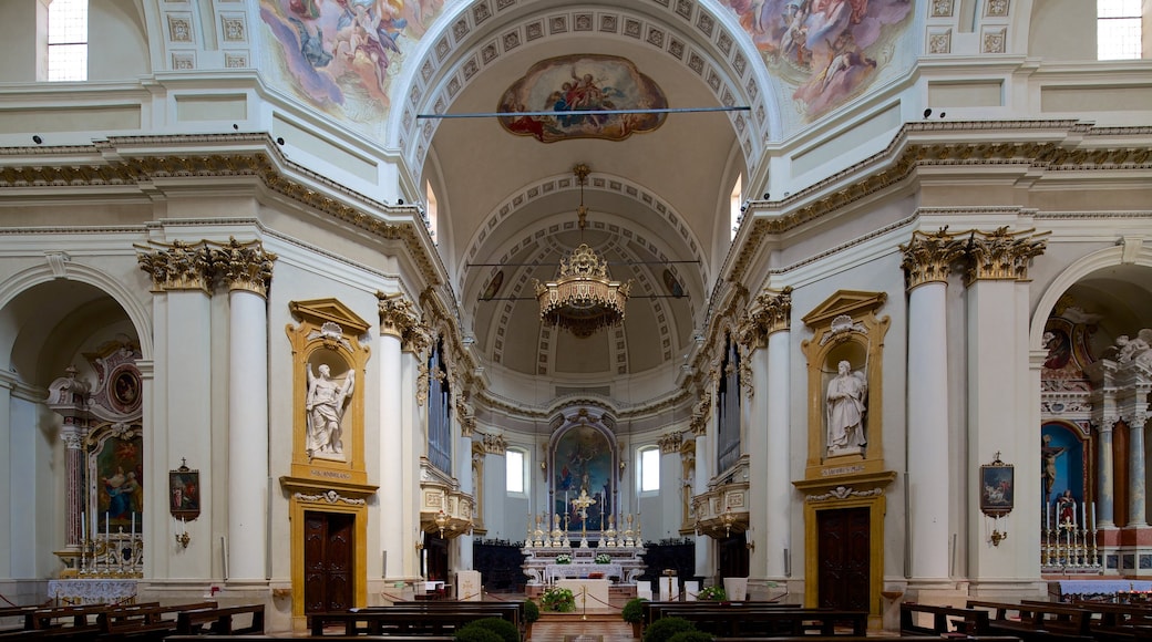 Catedral de San Juan Bautista que incluye vistas interiores, patrimonio de arquitectura y una iglesia o catedral