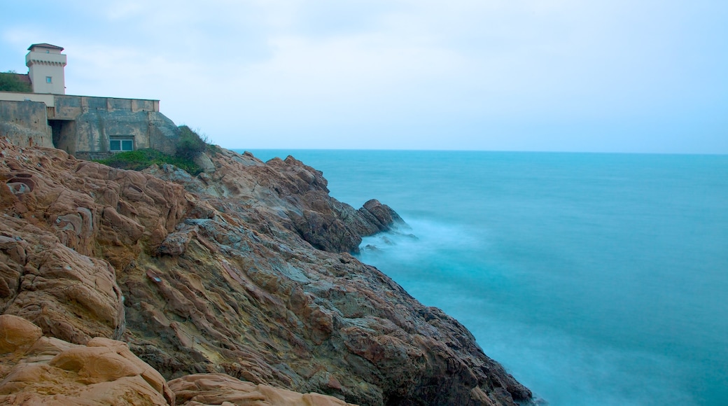 Castello del Boccale som visar klippig kustlinje och chateau eller palats