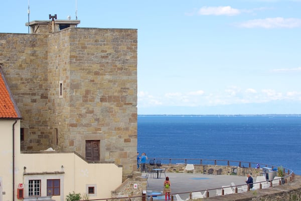 Castello di San Giusto mettant en vedette chĂąteau ou palais, vues littorales et vues