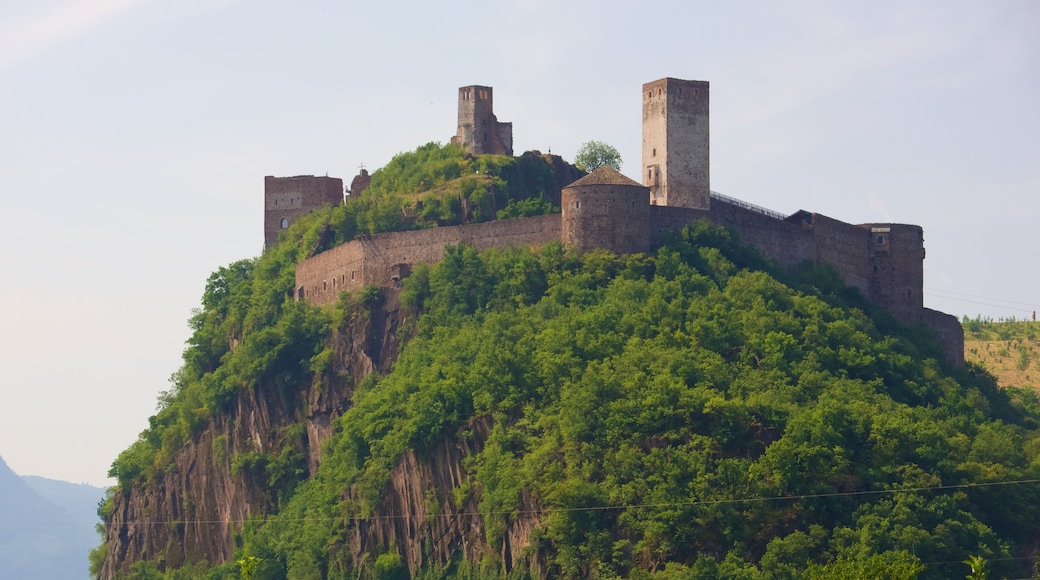 Castel Firmiano ofreciendo montañas y un castillo