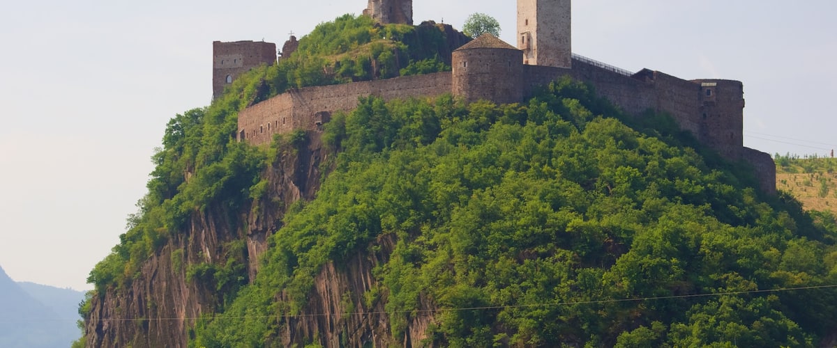 Castel Firmiano que incluye montañas y castillo o palacio
