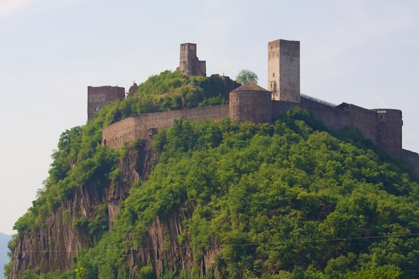 Schloss Sigmundskron mit einem Berge und Burg