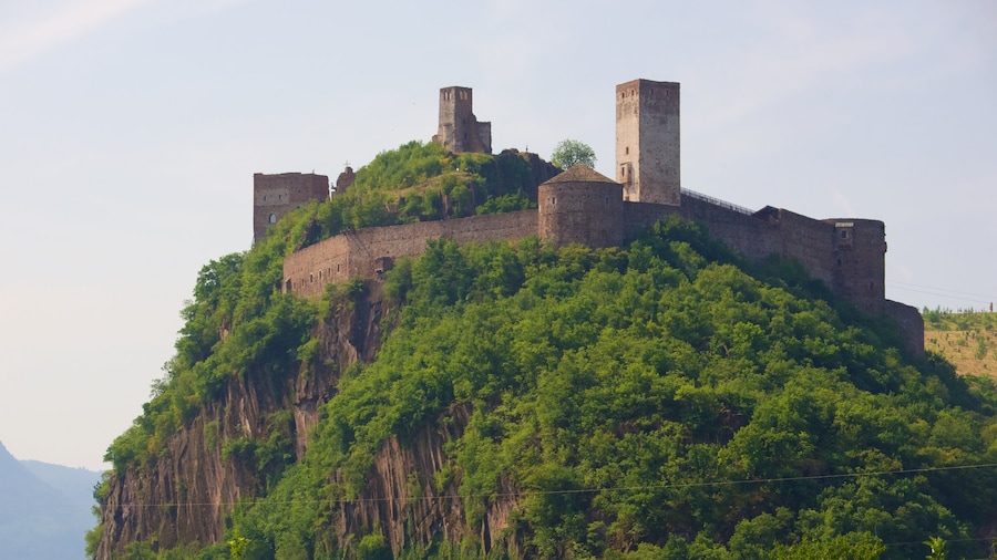 ChĂąteau Firmiano qui includes chĂąteau ou palais et montagnes