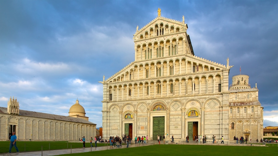 Duomo que incluye arquitectura patrimonial y una iglesia o catedral