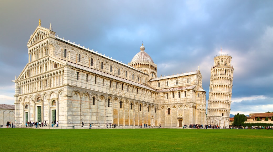 Cattedrale di Volterra mostrando architettura d\'epoca e chiesa o cattedrale