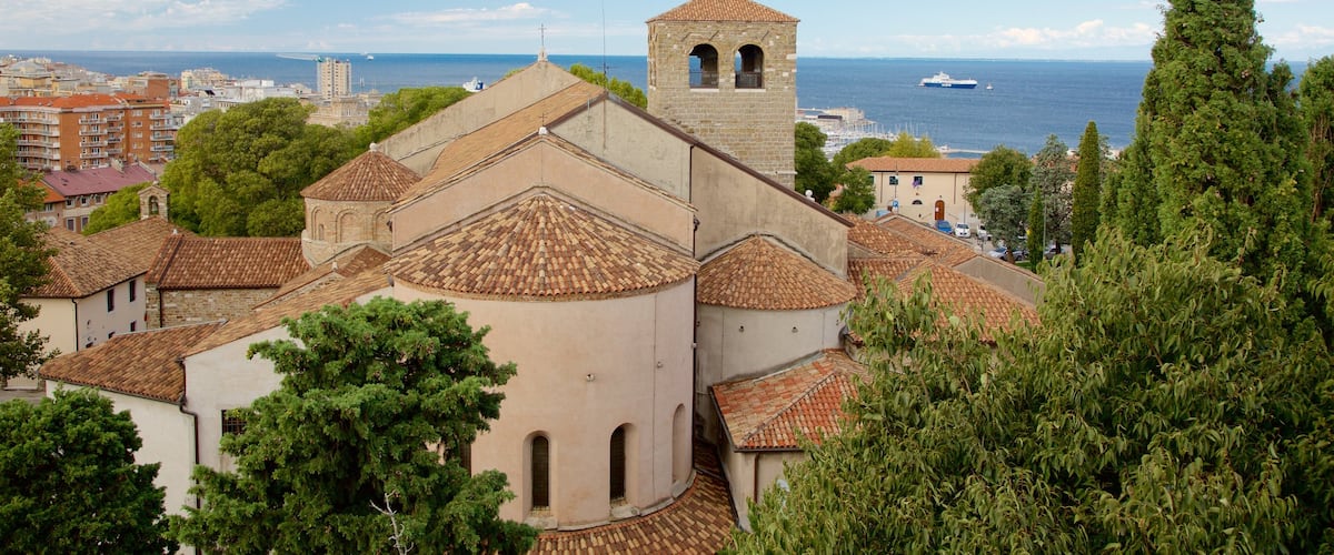 Cathedral of San Giusto mit einem Kirche oder Kathedrale und allgemeine Küstenansicht