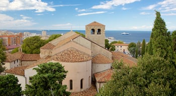 San Giusto-katedralen som visar en kyrka eller katedral och kustutsikter