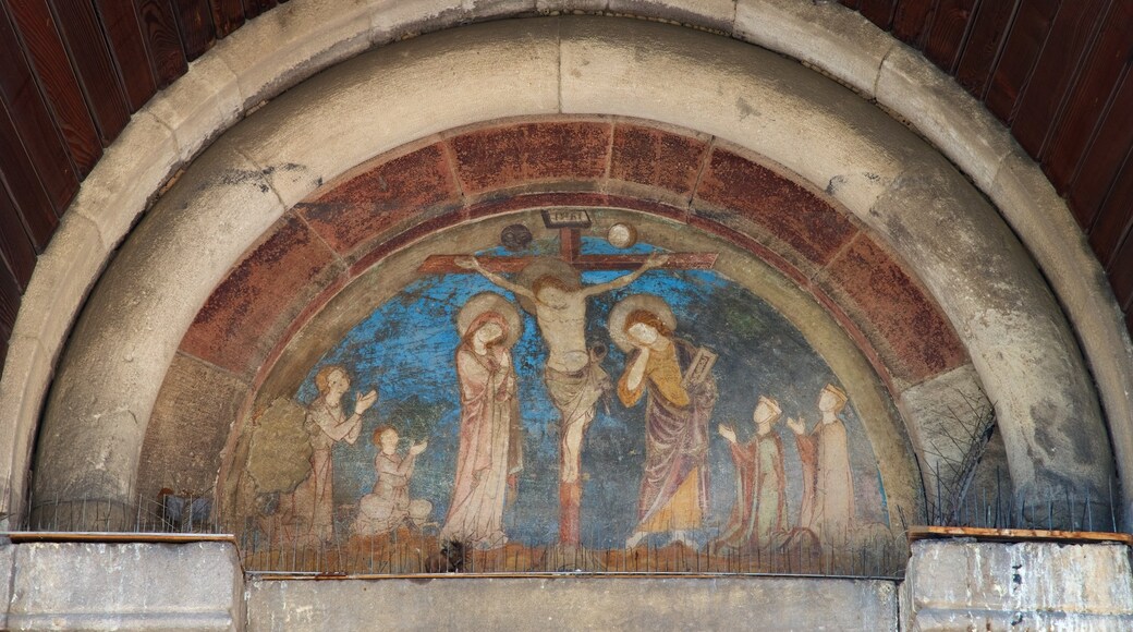 Catedral de Bolzano ofreciendo arte y aspectos religiosos