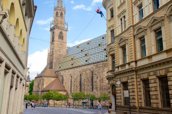 Cathédrale de Bolzano montrant scÚnes de rue et église ou cathédrale