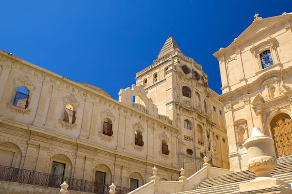 Cathédrale de Noto mettant en vedette patrimoine architectural et église ou cathédrale