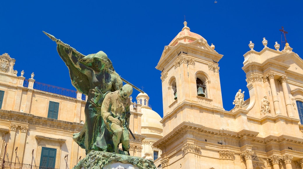 Catedral de Noto mostrando una estatua o escultura, arquitectura patrimonial y una iglesia o catedral