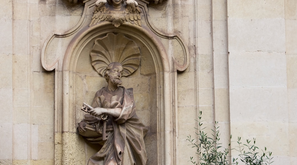 Taranto featuring a church or cathedral and a statue or sculpture