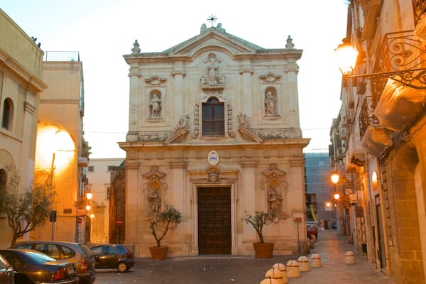Tarente montrant église ou cathédrale, patrimoine architectural et scÚnes de rue