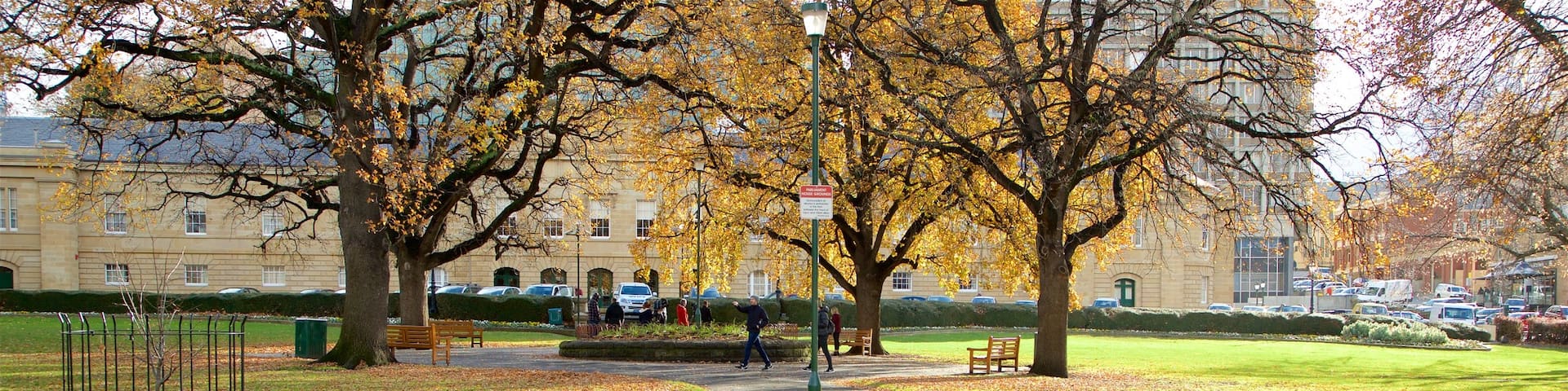 Parliament House das einen Herbstfarben, Garten und Beschilderung