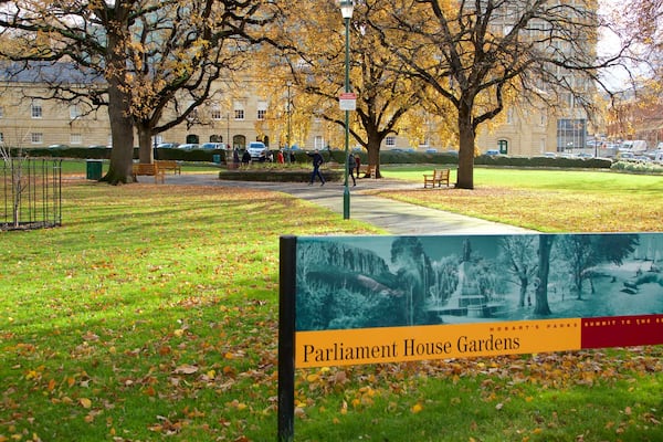 Parlement montrant couleurs d\'automne, parc et signalisation