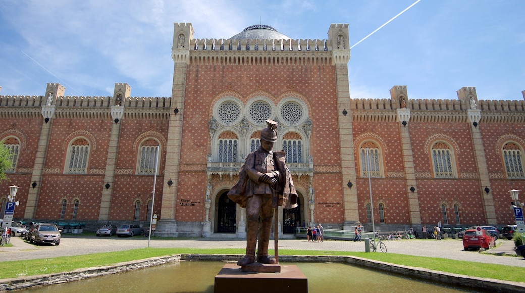 Heeresgeschichtliches Museum toont historische architectuur, een standbeeld of beeldhouwwerk en een vijver