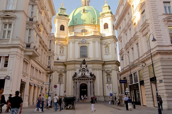 Eglise Saint-Pierre qui includes scĂšnes de rue, patrimoine architectural et ville