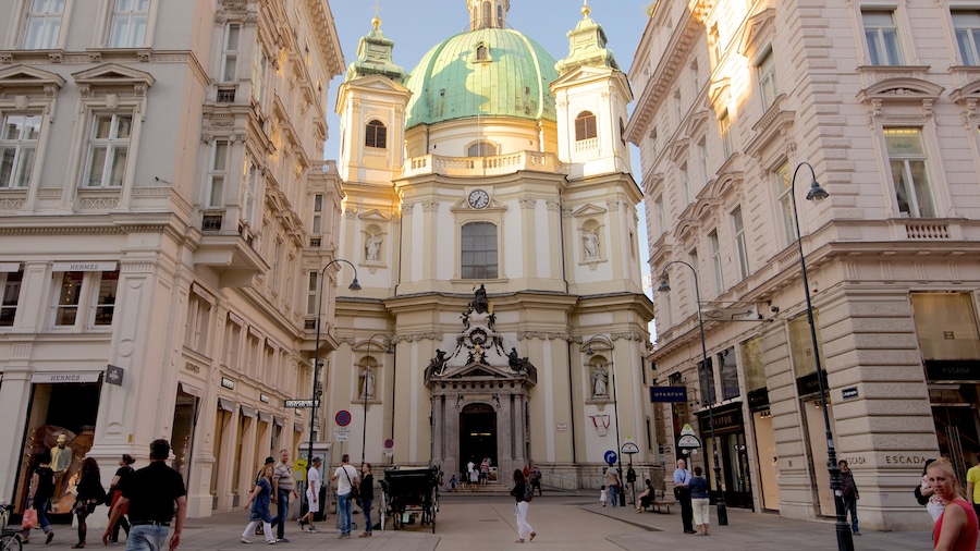 Peterskirche toont straten, historische architectuur en een stad